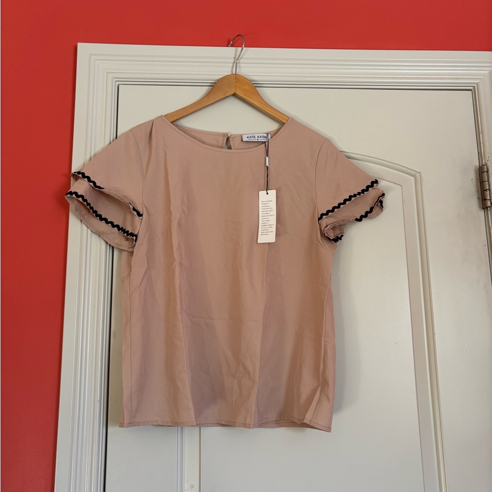 Kate Kasin Blush Short Sleeve Top with Black Trim. Women’s Medium